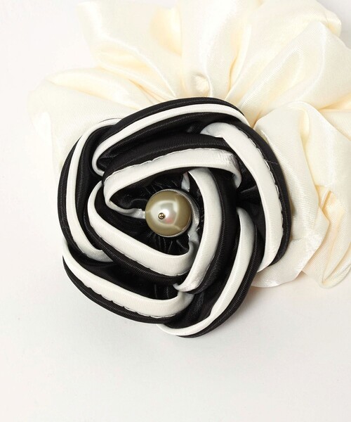 UNITED ARROWS（ユナイテッドアローズ）の「バイカラー ローズ シュシュ（シュシュ・レディース・ブラック/オフホワイト・FREE）」の9枚目の写真