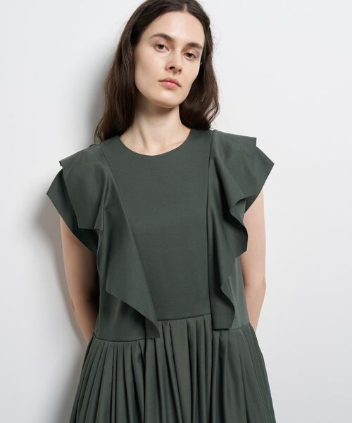 LANVIN en Bleu(ランバンオンブルー)の「スクエアフリルコンビワンピース(ワンピース・レディース・ライトカーキ/ブラック・38/36)」の6枚目の写真