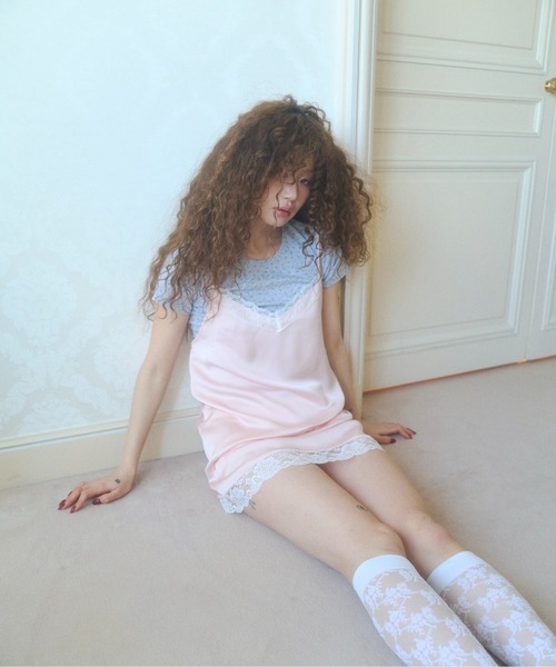 chernyy(チェルニー)の「chernyy floral pearl logo tee / 小花柄パールロゴT(Tシャツ/カットソー・レディース・グレー/アイボリー・LARGE/MEDIUM/SMALL)」の4枚目の写真