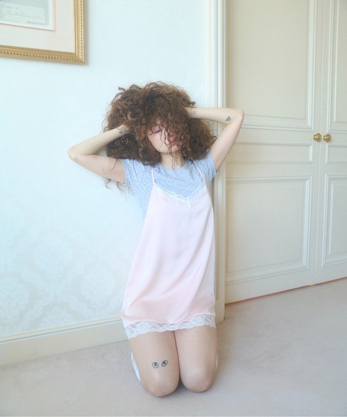 chernyy(チェルニー)の「chernyy floral pearl logo tee / 小花柄パールロゴT(Tシャツ/カットソー・レディース・グレー/アイボリー・LARGE/MEDIUM/SMALL)」の6枚目の写真
