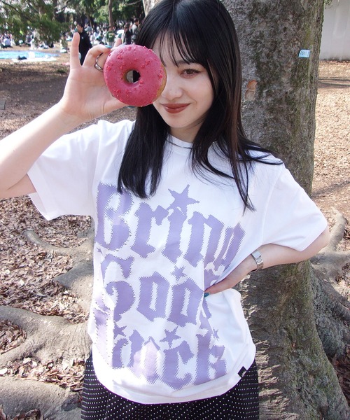 BGL(ビージーエル)の「BIG LOGO TEE /メッセージ / テキストロゴ / ビッグロゴ / プリント / スタッズ 半袖Tシャツ(Tシャツ/カットソー・レディース・ブラック/ネイビー/ホワイト・S/M/L)」の2枚目の写真