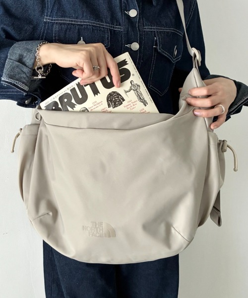 THE NORTH FACE(ザノースフェイス)の「THE NORTH FACE(ザ・ノースフェイス)/軽量 大容量 ロゴプリント ホーボーバッグ ショルダーバッグ/URBAN HOBO BAG L(ショルダーバッグ・レディース・グレイッシュベージュ/ブラック・FREE)」の2枚目の写真