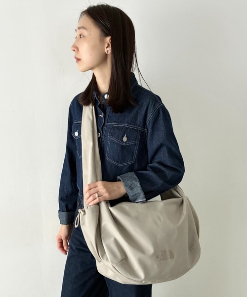 THE NORTH FACE(ザノースフェイス)の「THE NORTH FACE(ザ・ノースフェイス)/軽量 大容量 ロゴプリント ホーボーバッグ ショルダーバッグ/URBAN HOBO BAG L(ショルダーバッグ・レディース・グレイッシュベージュ/ブラック・FREE)」の22枚目の写真