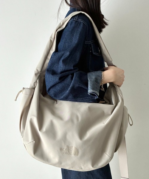 THE NORTH FACE(ザノースフェイス)の「THE NORTH FACE(ザ・ノースフェイス)/軽量 大容量 ロゴプリント ホーボーバッグ ショルダーバッグ/URBAN HOBO BAG L(ショルダーバッグ・レディース・グレイッシュベージュ/ブラック・FREE)」の21枚目の写真