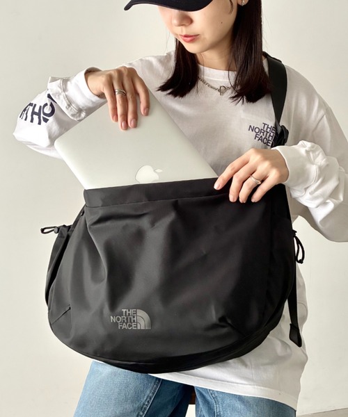 THE NORTH FACE(ザノースフェイス)の「THE NORTH FACE(ザ・ノースフェイス)/軽量 大容量 ロゴプリント ホーボーバッグ ショルダーバッグ/URBAN HOBO BAG L(ショルダーバッグ・レディース・グレイッシュベージュ/ブラック・FREE)」の4枚目の写真