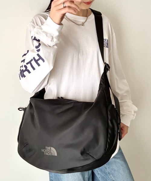 THE NORTH FACE(ザノースフェイス)の「THE NORTH FACE(ザ・ノースフェイス)/軽量 大容量 ロゴプリント ホーボーバッグ ショルダーバッグ/URBAN HOBO BAG L(ショルダーバッグ・レディース・グレイッシュベージュ/ブラック・FREE)」の8枚目の写真