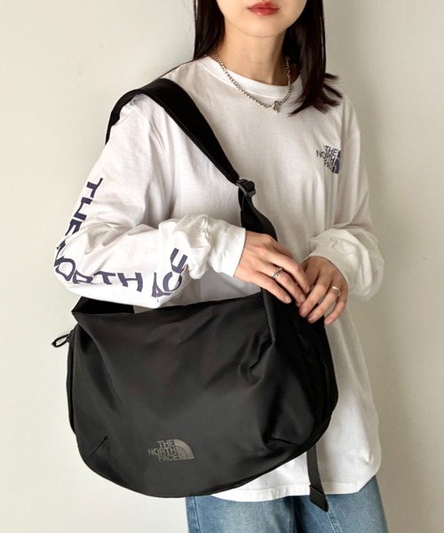 THE NORTH FACE(ザノースフェイス)の「THE NORTH FACE(ザ・ノースフェイス)/軽量 大容量 ロゴプリント ホーボーバッグ ショルダーバッグ/URBAN HOBO BAG L(ショルダーバッグ・レディース・グレイッシュベージュ/ブラック・FREE)」の5枚目の写真