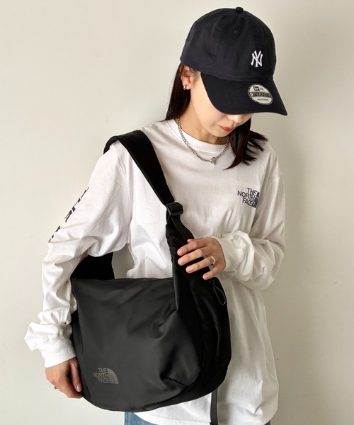 THE NORTH FACE(ザノースフェイス)の「THE NORTH FACE(ザ・ノースフェイス)/軽量 大容量 ロゴプリント ホーボーバッグ ショルダーバッグ/URBAN HOBO BAG L(ショルダーバッグ・レディース・グレイッシュベージュ/ブラック・FREE)」の7枚目の写真