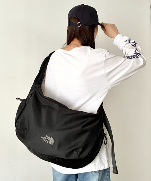 THE NORTH FACE(ザノースフェイス)の「THE NORTH FACE(ザ・ノースフェイス)/軽量 大容量 ロゴプリント ホーボーバッグ ショルダーバッグ/URBAN HOBO BAG L(ショルダーバッグ・レディース・グレイッシュベージュ/ブラック・FREE)」の10枚目の写真