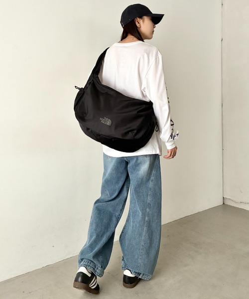 THE NORTH FACE(ザノースフェイス)の「THE NORTH FACE(ザ・ノースフェイス)/軽量 大容量 ロゴプリント ホーボーバッグ ショルダーバッグ/URBAN HOBO BAG L(ショルダーバッグ・レディース・グレイッシュベージュ/ブラック・FREE)」の11枚目の写真