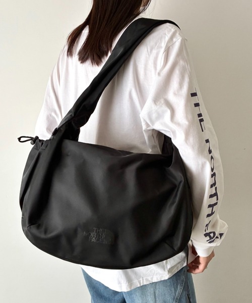 THE NORTH FACE(ザノースフェイス)の「THE NORTH FACE(ザ・ノースフェイス)/軽量 大容量 ロゴプリント ホーボーバッグ ショルダーバッグ/URBAN HOBO BAG L(ショルダーバッグ・レディース・グレイッシュベージュ/ブラック・FREE)」の6枚目の写真