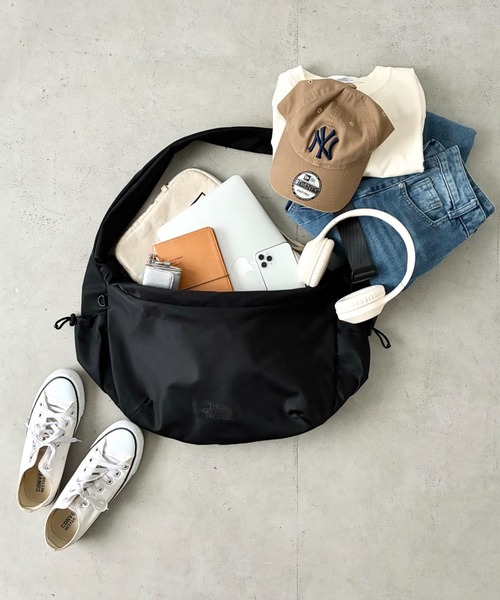 THE NORTH FACE(ザノースフェイス)の「THE NORTH FACE(ザ・ノースフェイス)/軽量 大容量 ロゴプリント ホーボーバッグ ショルダーバッグ/URBAN HOBO BAG L(ショルダーバッグ・レディース・グレイッシュベージュ/ブラック・FREE)」の13枚目の写真