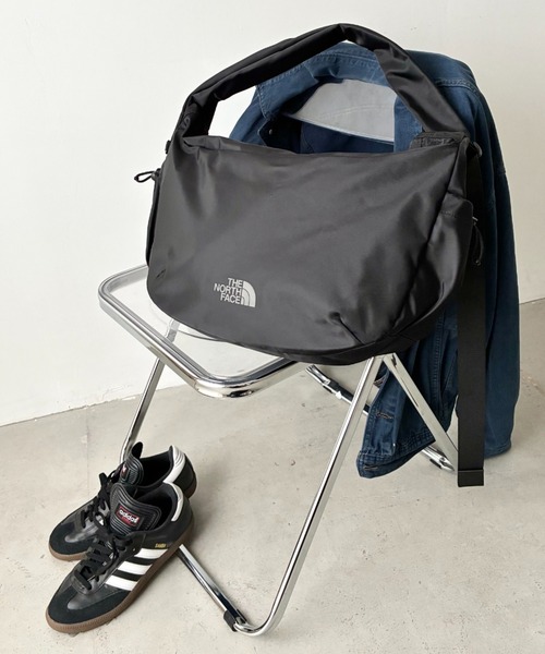 THE NORTH FACE(ザノースフェイス)の「THE NORTH FACE(ザ・ノースフェイス)/軽量 大容量 ロゴプリント ホーボーバッグ ショルダーバッグ/URBAN HOBO BAG L(ショルダーバッグ・レディース・グレイッシュベージュ/ブラック・FREE)」の14枚目の写真