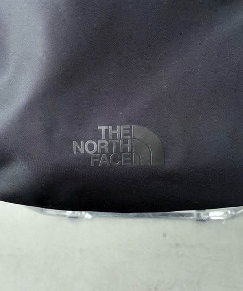 THE NORTH FACE(ザノースフェイス)の「THE NORTH FACE(ザ・ノースフェイス)/軽量 大容量 ロゴプリント ホーボーバッグ ショルダーバッグ/URBAN HOBO BAG L(ショルダーバッグ・レディース・グレイッシュベージュ/ブラック・FREE)」の16枚目の写真