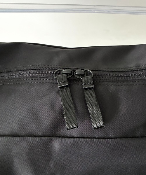 THE NORTH FACE(ザノースフェイス)の「THE NORTH FACE(ザ・ノースフェイス)/軽量 大容量 ロゴプリント ホーボーバッグ ショルダーバッグ/URBAN HOBO BAG L(ショルダーバッグ・レディース・グレイッシュベージュ/ブラック・FREE)」の17枚目の写真