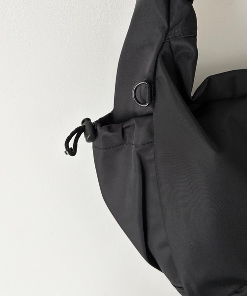 THE NORTH FACE(ザノースフェイス)の「THE NORTH FACE(ザ・ノースフェイス)/軽量 大容量 ロゴプリント ホーボーバッグ ショルダーバッグ/URBAN HOBO BAG L(ショルダーバッグ・レディース・グレイッシュベージュ/ブラック・FREE)」の20枚目の写真