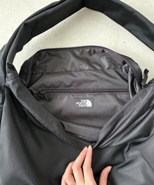 THE NORTH FACE(ザノースフェイス)の「THE NORTH FACE(ザ・ノースフェイス)/軽量 大容量 ロゴプリント ホーボーバッグ ショルダーバッグ/URBAN HOBO BAG L(ショルダーバッグ・レディース・グレイッシュベージュ/ブラック・FREE)」の18枚目の写真