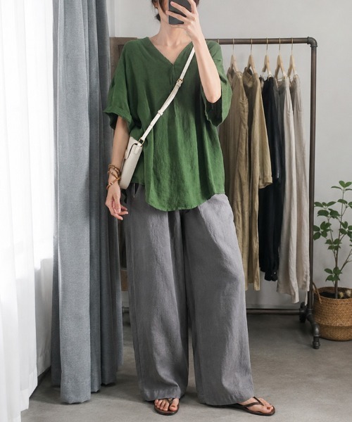 mielu(ミエル)の「《春夏にぴったり!抜け感大人カジュアル♪》Vネック半袖チュニックトップス(シャツ/ブラウス・レディース・ブラック/ホワイト/グリーン・MEDIUM/LARGE)」の5枚目の写真