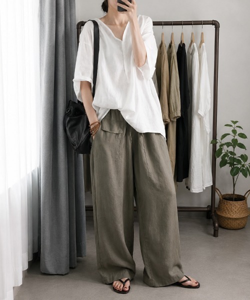 mielu(ミエル)の「《春夏にぴったり!抜け感大人カジュアル♪》Vネック半袖チュニックトップス(シャツ/ブラウス・レディース・ブラック/ホワイト/グリーン・MEDIUM/LARGE)」の7枚目の写真
