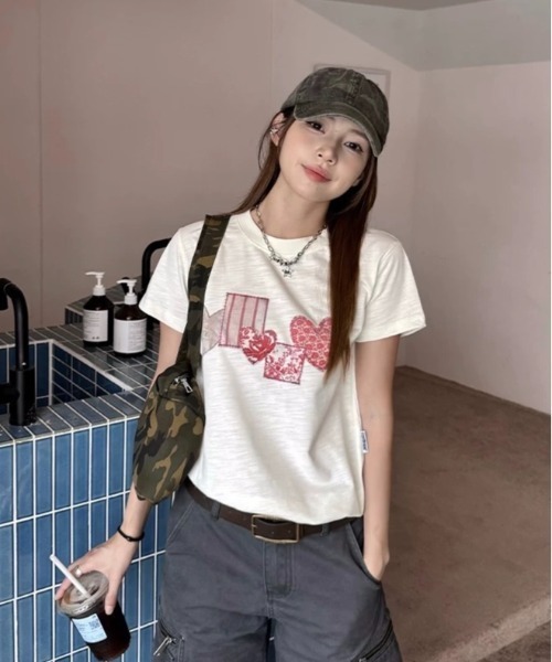 Sibra(シブラ)の「配色ハートコラージュプリント半袖Tシャツ(Tシャツ/カットソー・レディース・グレー/ホワイト・M)」の21枚目の写真