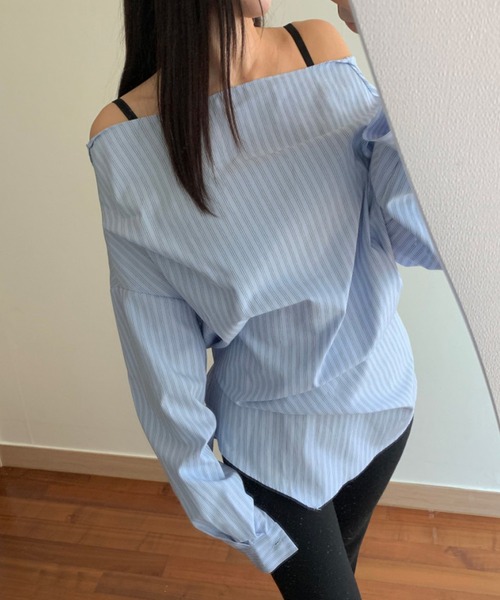 Kuroba(クロバ)の「バックシャンオフショルダーシャツブラウス(シャツ/ブラウス・レディース・ブルー/オフホワイト・FREE)」の5枚目の写真