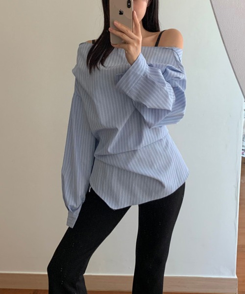 Kuroba(クロバ)の「バックシャンオフショルダーシャツブラウス(シャツ/ブラウス・レディース・ブルー/オフホワイト・FREE)」の8枚目の写真