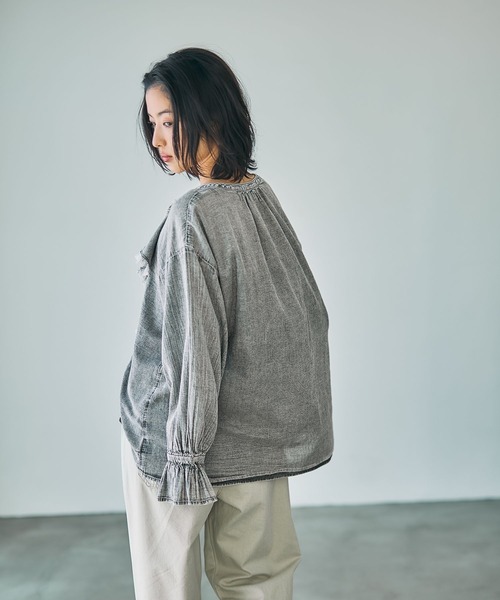 LEPSIM(レプシィム)の「AIRデニムラッフル長袖ブラウス 740434(シャツ/ブラウス・レディース・ブラック系その他/ケミカルウォッシュ・FREE)」の13枚目の写真