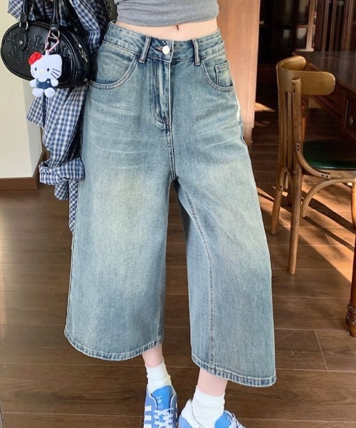 Ritzy(リッツィー)の「ヴィンテージウォッシュ ルーズワイドデニムクロップドパンツ(デニムパンツ・レディース・サックスブルー・L/M/S)」の1枚目の写真