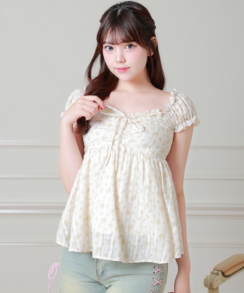 Anely（アネリー）の「小花柄 リボン ペプラム パフスリーブ ブラウス（シャツ/ブラウス・レディース・アイボリー/ピンク・FREE）」の2枚目の写真