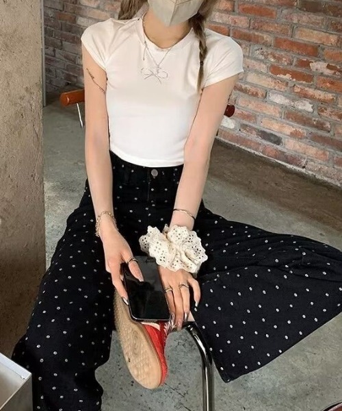 SHEPP(シープ)の「小花柄ドット刺繍ブラックワイドデニムパンツ(デニムパンツ・レディース・ブラック・M/S)」の2枚目の写真