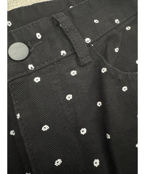 SHEPP(シープ)の「小花柄ドット刺繍ブラックワイドデニムパンツ(デニムパンツ・レディース・ブラック・M/S)」の12枚目の写真