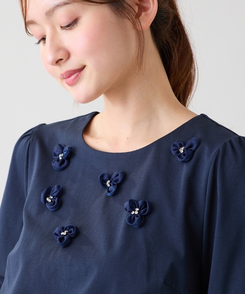 Rose Tiara（ローズティアラ）の「フラワーモチーフ パフスリーブカットソー（Tシャツ/カットソー・レディース・オフホワイト/ネイビー/グレー・38/42/46）」の3枚目の写真