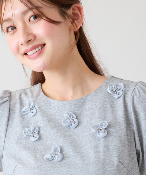 Rose Tiara（ローズティアラ）の「フラワーモチーフ パフスリーブカットソー（Tシャツ/カットソー・レディース・オフホワイト/ネイビー/グレー・38/42/46）」の2枚目の写真