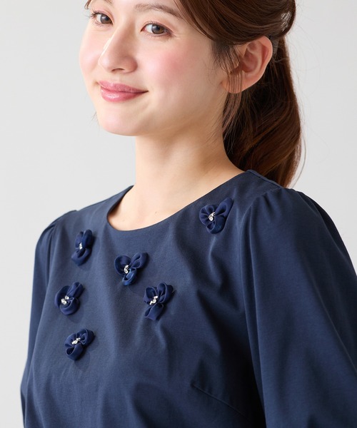 Rose Tiara（ローズティアラ）の「フラワーモチーフ パフスリーブカットソー（Tシャツ/カットソー・レディース・オフホワイト/ネイビー/グレー・38/42/46）」の12枚目の写真