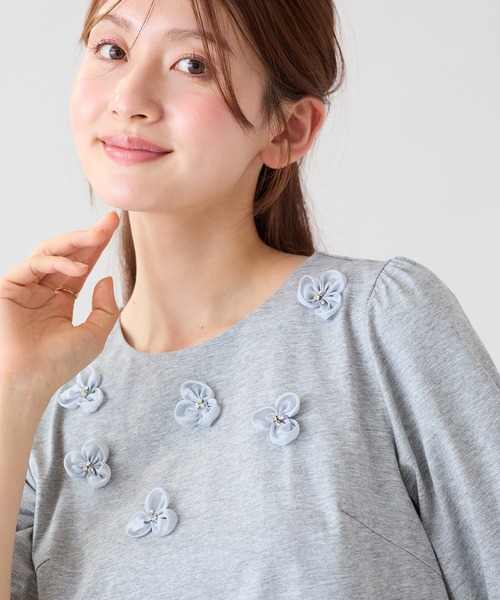 Rose Tiara（ローズティアラ）の「フラワーモチーフ パフスリーブカットソー（Tシャツ/カットソー・レディース・オフホワイト/ネイビー/グレー・38/42/46）」の4枚目の写真