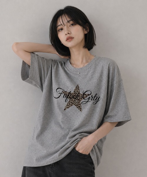VIBGYOR(ヴィブジョー)の「【EIZZ/アイズ】レオパード星型ロゴ ビッグTシャツ / オーバーサイズ 半袖カットソー(Tシャツ/カットソー・レディース・ホワイト/ブラック/グレー・FREE)」の1枚目の写真