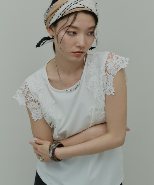libelle more(リベル モア)の「ショルダーレースカットトップス(Tシャツ/カットソー・レディース・ブラック/オフホワイト/ライトグレー・M)」の2枚目の写真