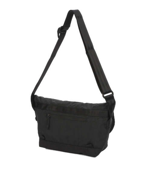 CHROME（クローム）の「［ CHROME / クローム ］COURIER FLAP MSNGR 6L BKCK_BLACK CRINKLE / クーリエ フラップ メッセンジャー 6L ブラック クリンクル 耐水 容量：6L（メッセンジャーバッグ・メンズ・ブラック・FREE）」の4枚目の写真