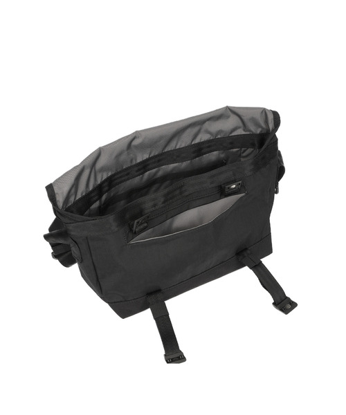 CHROME（クローム）の「［ CHROME / クローム ］COURIER FLAP MSNGR 6L BKCK_BLACK CRINKLE / クーリエ フラップ メッセンジャー 6L ブラック クリンクル 耐水 容量：6L（メッセンジャーバッグ・メンズ・ブラック・FREE）」の7枚目の写真