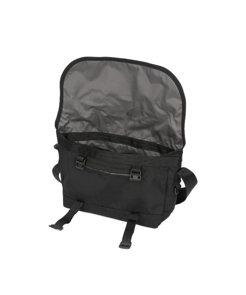CHROME（クローム）の「［ CHROME / クローム ］COURIER FLAP MSNGR 6L BKCK_BLACK CRINKLE / クーリエ フラップ メッセンジャー 6L ブラック クリンクル 耐水 容量：6L（メッセンジャーバッグ・メンズ・ブラック・FREE）」の8枚目の写真