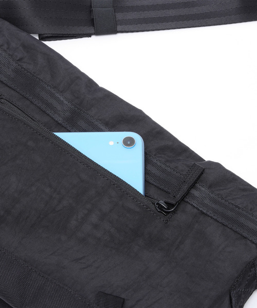 CHROME（クローム）の「［ CHROME / クローム ］COURIER FLAP MSNGR 6L BKCK_BLACK CRINKLE / クーリエ フラップ メッセンジャー 6L ブラック クリンクル 耐水 容量：6L（メッセンジャーバッグ・メンズ・ブラック・FREE）」の9枚目の写真
