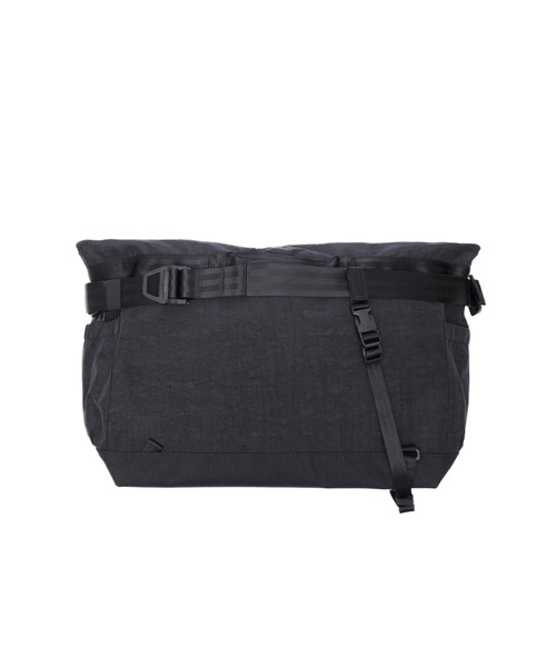 CHROME（クローム）の「［ CHROME / クローム ］COURIER FLAP MSNGR 6L BKCK_BLACK CRINKLE / クーリエ フラップ メッセンジャー 6L ブラック クリンクル 耐水 容量：6L（メッセンジャーバッグ・メンズ・ブラック・FREE）」の10枚目の写真