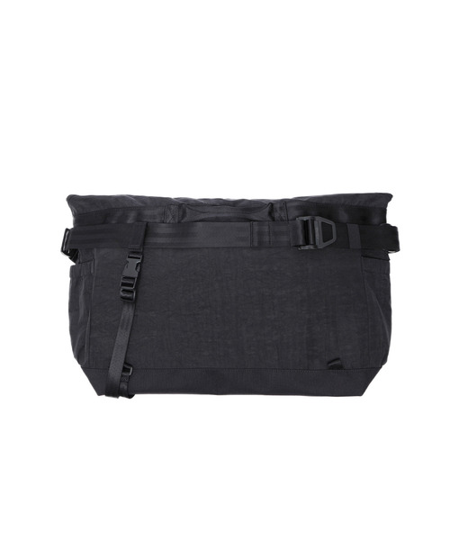 CHROME（クローム）の「［ CHROME / クローム ］COURIER FLAP MSNGR 6L BKCK_BLACK CRINKLE / クーリエ フラップ メッセンジャー 6L ブラック クリンクル 耐水 容量：6L（メッセンジャーバッグ・メンズ・ブラック・FREE）」の11枚目の写真