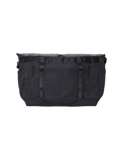CHROME（クローム）の「［ CHROME / クローム ］COURIER FLAP MSNGR 6L BKCK_BLACK CRINKLE / クーリエ フラップ メッセンジャー 6L ブラック クリンクル 耐水 容量：6L（メッセンジャーバッグ・メンズ・ブラック・FREE）」の5枚目の写真
