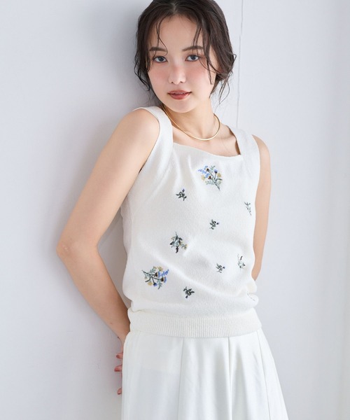 mysty woman(ミスティウーマン)の「フラワー刺繍ニットタンクトップ 1061820(ニット/セーター・レディース・オフホワイト/ブラック/ブラウン・FREE)」の1枚目の写真