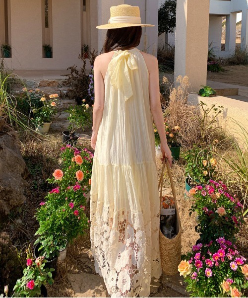 ＆soiree（アンドソワレ）の「ホルターネック裾レース切り替えワンピース（ワンピース・レディース・アイボリー・LARGE/MEDIUM/SMALL/X-LARGE）」の4枚目の写真