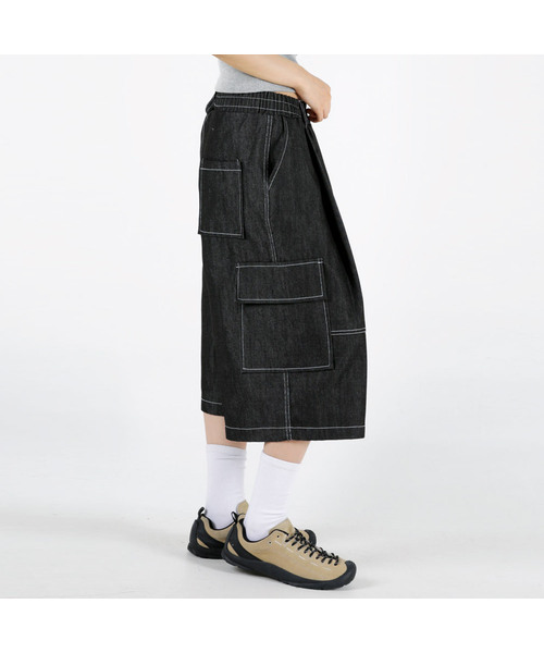 UMM(ウム)の「レディース ツーピンタックバミューダカーゴデニムパンツ 2COLOR(その他パンツ・レディース・ダークブルー/ダークブラック・F)」の2枚目の写真