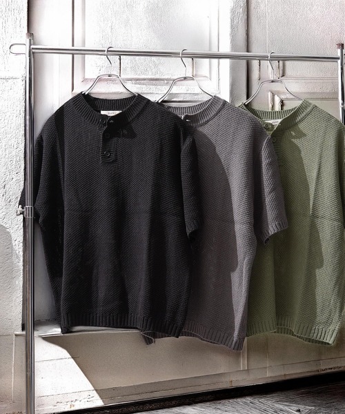GLARE(グレア)の「【GLARE】ヘンリーネック クロップド サーマルニット / Henley Neck Cropped Thermal Knit(ニット/セーター・メンズ・カーキ/チャコールグレー/ブラック・FREE)」の4枚目の写真