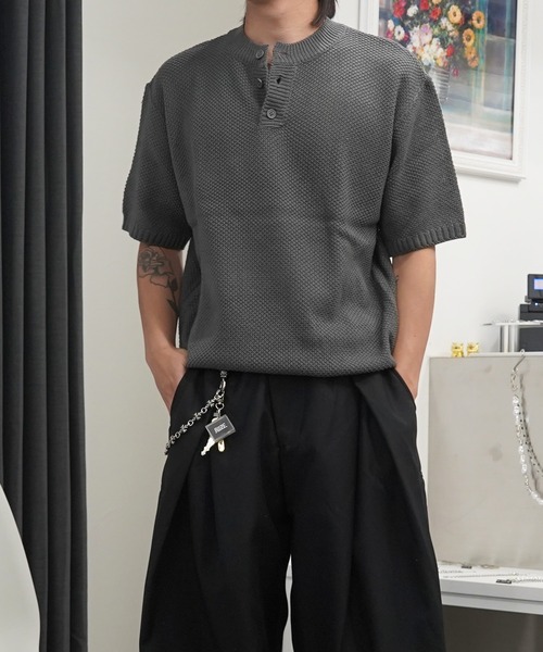 GLARE(グレア)の「【GLARE】ヘンリーネック クロップド サーマルニット / Henley Neck Cropped Thermal Knit(ニット/セーター・メンズ・カーキ/チャコールグレー/ブラック・FREE)」の15枚目の写真