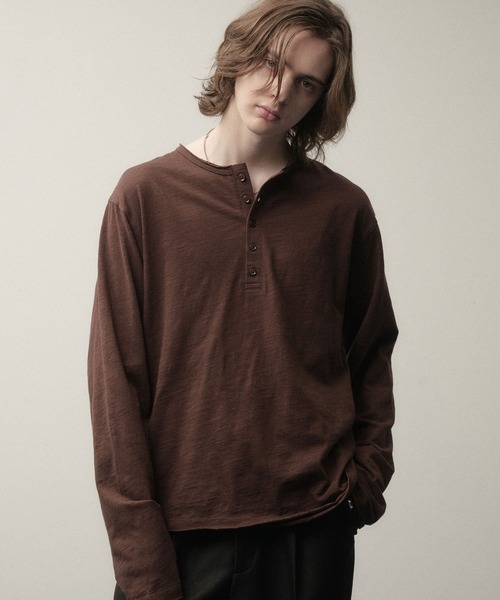 SELLE GLANT(セレグランテ)の「HENRY NECK SLUB LONG SLEEVE T-SHIRT / ヘンリーネックスラブロングTシャツ(Tシャツ/カットソー・メンズ・グレイッシュベージュ/ダークブラウン/カーキ/ブラック系/グレイッシュブルー/ボルドー/オフホワイト/ブラック・SMALL/LARGE/MEDIUM)」の4枚目の写真